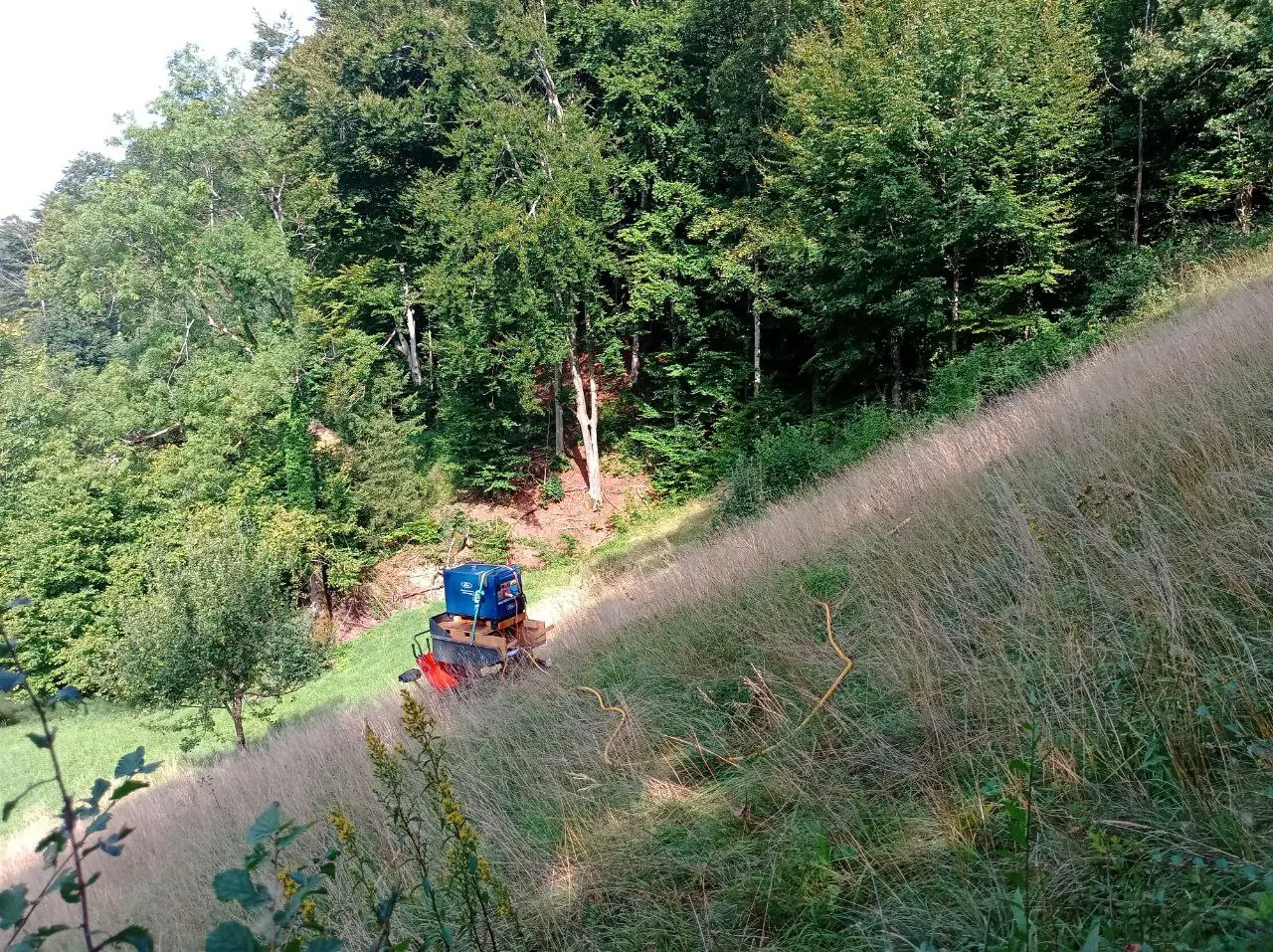 Elektroherbizid-Ausrüstung an einem Waldhang