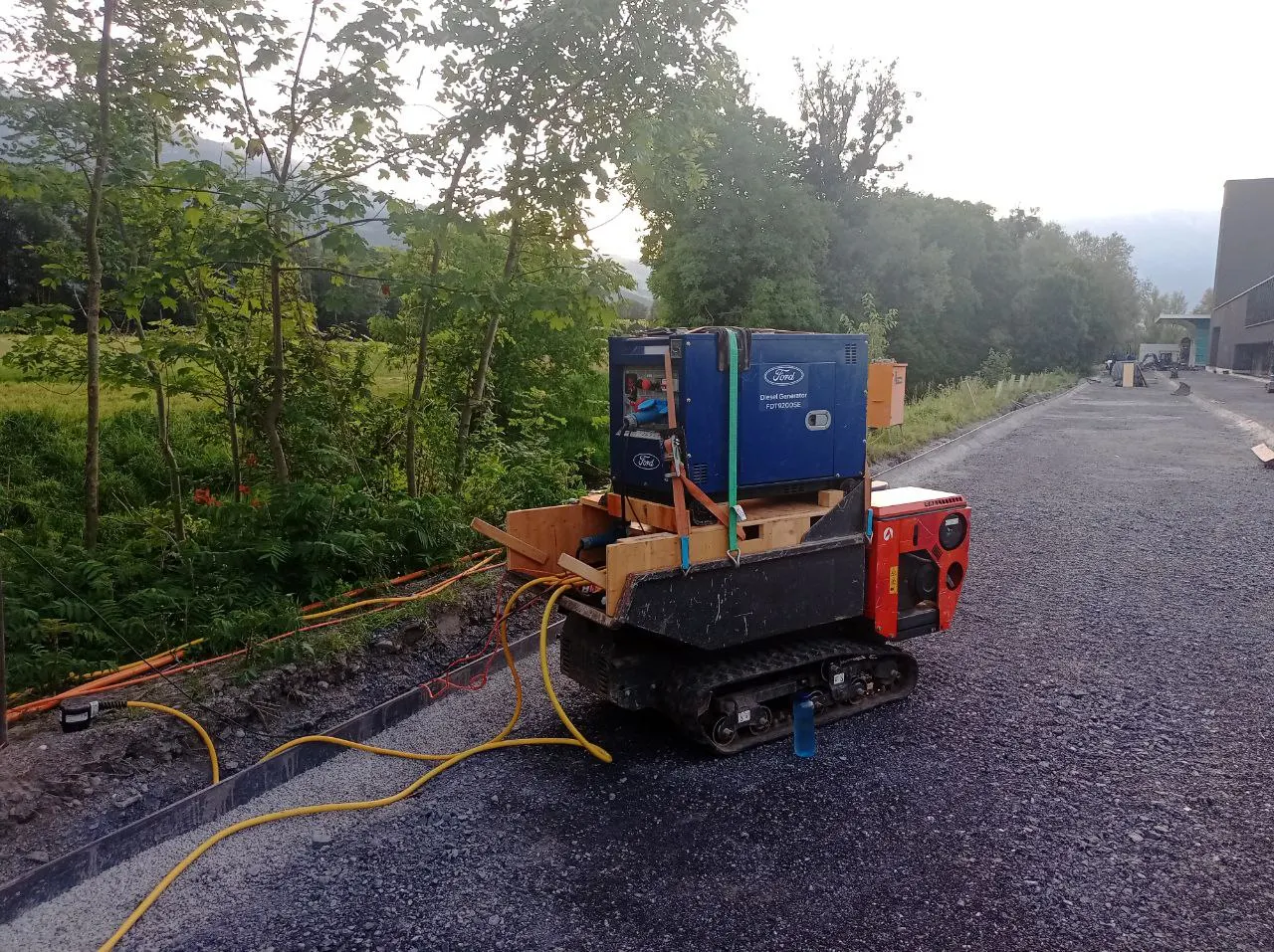Raupentransporter mit Stromaggregat für das Elektroherbizid-System auf einer Baustelle