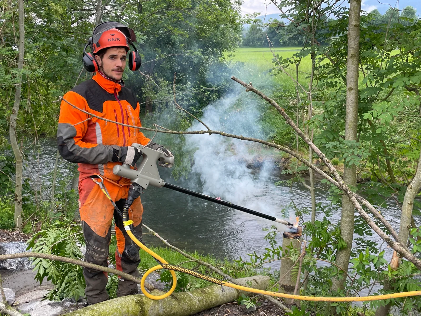 Mitarbeiter von Roth Bau & Garten behandelt einen Baumstumpf mit der Elektroherbizid-Lanze